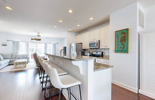Midtown Ocean City House | Bay view townhome with pool access, fast WiFi, central AC, & a washer/dryer