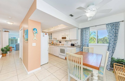 Bradenton Beach Condo | Bay Watch Bungalow-Beach 1 Minute Walk-Heated Pool-Private Grill-Free Wi-Fi-Dock