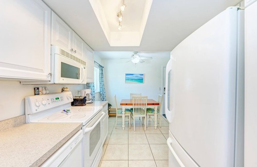 Bradenton Beach Condo | Bay Watch Bungalow-Beach 1 Minute Walk-Heated Pool-Private Grill-Free Wi-Fi-Dock