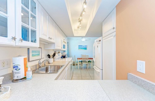 Bradenton Beach Condo | Bay Watch Bungalow-Beach 1 Minute Walk-Heated Pool-Private Grill-Free Wi-Fi-Dock