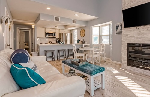 Rockport Condo | Bayfront condo with ocean views, balcony, tennis, & pool