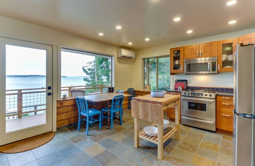 Port Ludlow House | Bayfront home on Oak Bay with fireplace, beachfront, & outdoor dining