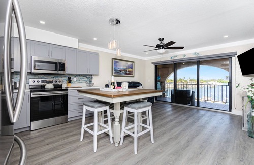 Englewood Condo | BAYFRONT, TOP FLOOR END UNIT, VIEWS, HEATED POOL, PRIVATE BEACH, BOAT SLIPS
