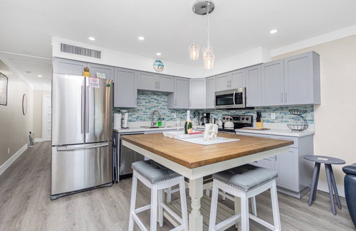 Englewood Condo | BAYFRONT, TOP FLOOR END UNIT, VIEWS, HEATED POOL, PRIVATE BEACH, BOAT SLIPS