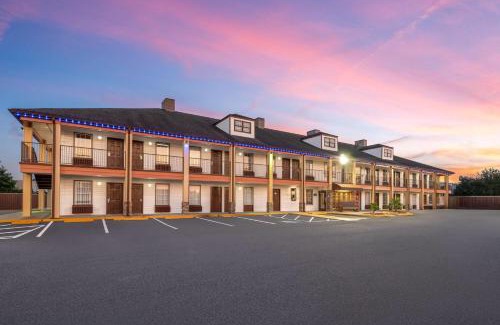 Commerce Hotel | Baymont by Wyndham Commerce GA Near Tanger Outlets Mall