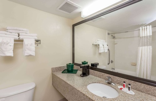 Biggar Hotel | Baymont by Wyndham Fort Myers Airport