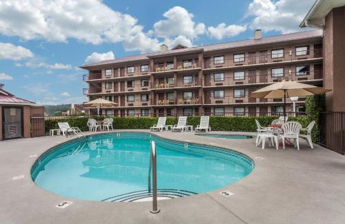Pigeon Forge Hotel | Baymont by Wyndham Pigeon Forge near Island Drive