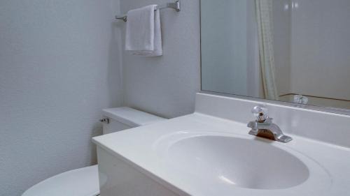 Shawnee Hotel | Baymont Inn & Suites Shawnee