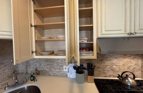Bayonne Apartment | Bayonne 2BR: 15 Min to NYC, Pets OK, Parking Available