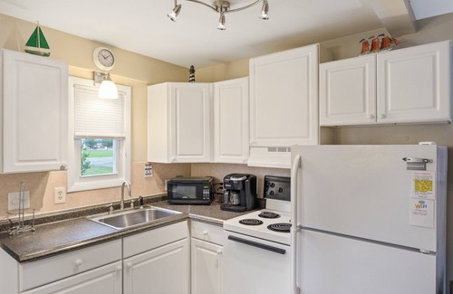 Sodus Point Cottage | Bayside Getaway 2 bdrm cottage with bay view