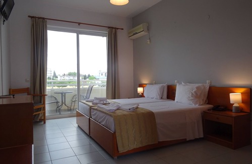 Petaloudes Hotel | Bayside Hotel Katsaras