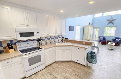 East End House | Bayside Oyster. 3 bedroom. 3 bath. 2 min. walk to beach. Stunning sunsets