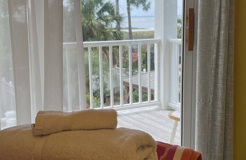 East End House | Bayside Oyster. 3 bedroom. 3 bath. 2 min. walk to beach. Stunning sunsets