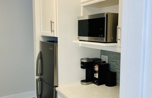 Ruskin Condo | Bayside Retreat “Modern Condo Beach Getaway”