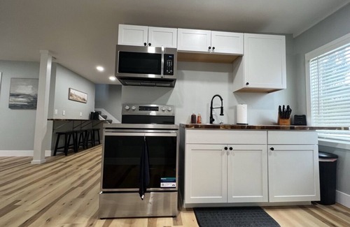 Bay View House | Bayview Bungalow - Sleeps 8 - Steps from the lake and a short drive to CP & Jet!