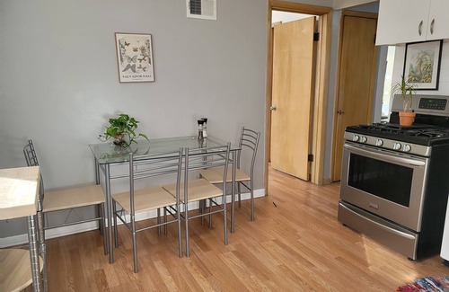 Bay View Apartment | Bayview - Milwaukee's trendiest area . Walk to everything!