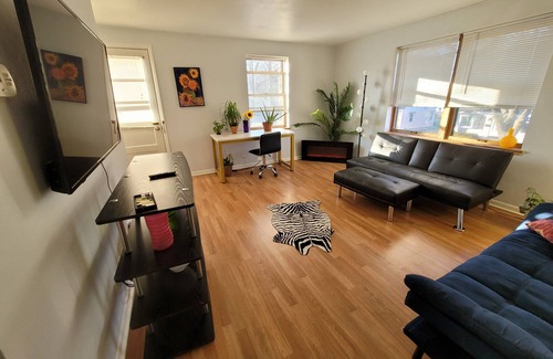 Bay View Apartment | Bayview - Milwaukee's trendiest area . Walk to everything!