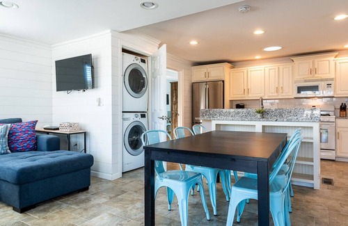 Old Lyme House | Be Happy Beach House is a five minute walk from Hawk's Nest Beach!
