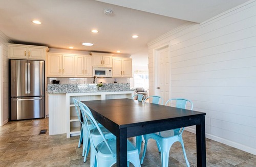 Old Lyme House | Be Happy Beach House is a five minute walk from Hawk's Nest Beach!