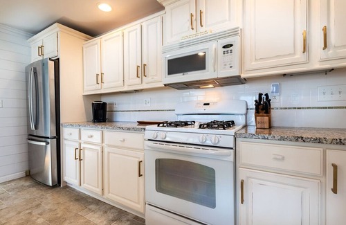 Old Lyme House | Be Happy Beach House is a five minute walk from Hawk's Nest Beach!