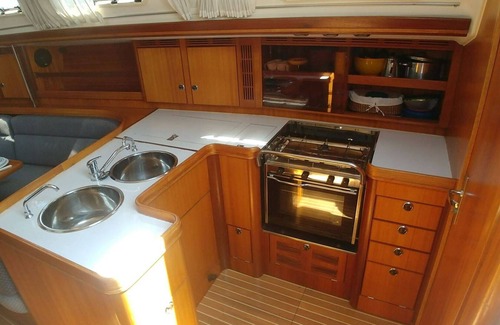 Lisbon Apartment | Be Local - Sleep aboard a sailing boat in Lisbon