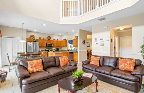 West Kissimmee House | Be-Our-Guest Home! 7 bdrm incl. 5 King beds, Private POOL, 15 minutes to Disney!