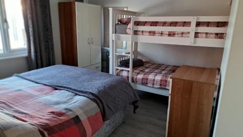 Bridlington Ski Chalet | Beach 100m - Sea View - Log Burner - Dogs Welcome