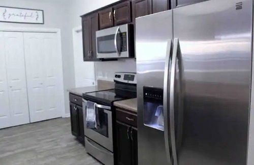 Navarre House | Beach 4 mins away! Bar, Projector, Entire home!