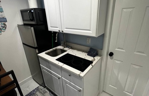 Lake Ridge Apartment | Beach Bliss Studio 5 minutes to beach