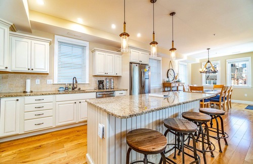 North End Condo | BEACH BLOCK ONLY STEPS TO BOARDWALK. 5 BR/3 BATH. Private Elevator