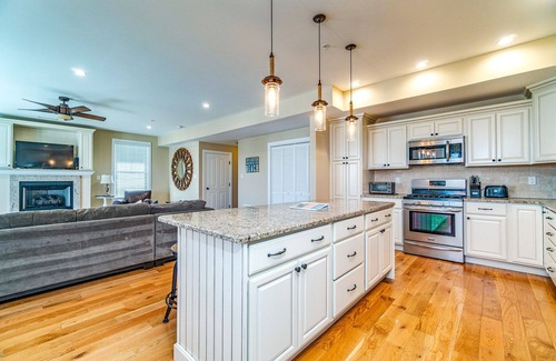 North End Condo | BEACH BLOCK ONLY STEPS TO BOARDWALK. 5 BR/3 BATH. Private Elevator