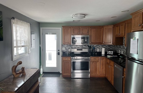 Hampton Condo | Beach Bum Bungalow offers stunning sunset marsh views just 400 ft to the beach.