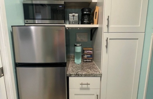 Kailua-Kona Condo | Beach Bungalow Condo in Kona - New Remodel with 3 Beds & Sleeps 4 + Pool