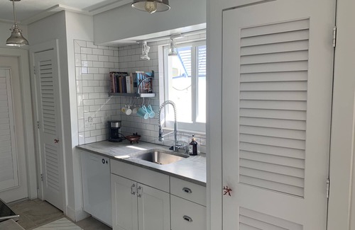 Central Naples House | Beach Bungalow only 10 Blocks to Park Shore Beaches!