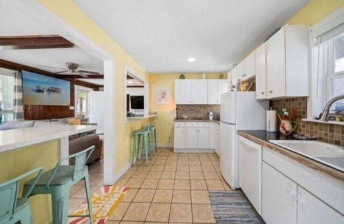 North Carolina Coast Cottage | Beach Cabin - perfect for your family getaway! Pet Friendly! by RedAwning