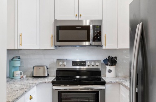 Wilmington Condo | Beach/City Escape 1 bed 1 bath condo with pool!