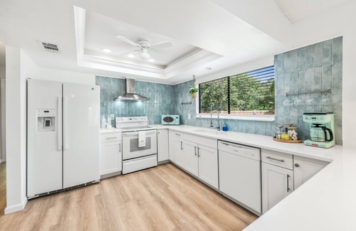 Ridge Wood Heights House | Beach & City Oasis: Moments from Siesta Key Beach