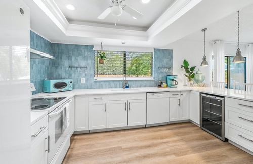 Ridge Wood Heights House | Beach & City Oasis: Moments from Siesta Key Beach