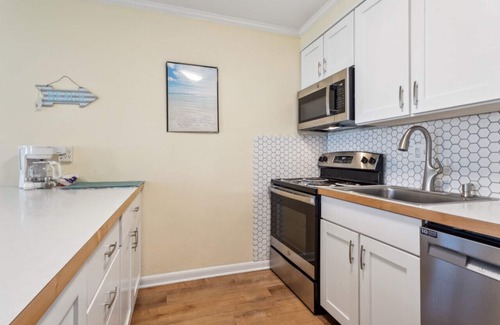 Northeast Virginia Beach Condo | Beach Condo w/Pool & Walkable to Beach
