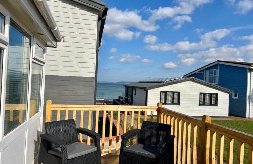 Westleigh Ski Chalet | Beach Cottage 33, Just a Short Stroll to the Beach