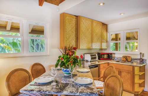Waimanalo Beach Cottage | Beach estate Studio & private access to the beach/Air conditioned/Parking/Gated
