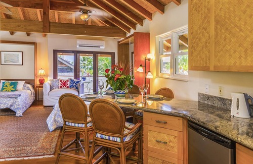 Waimanalo Beach Cottage | Beach estate Studio & private access to the beach/Air conditioned/Parking/Gated