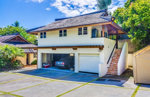 Waimanalo Beach Cottage | Beach estate Studio & private access to the beach/Air conditioned/Parking/Gated
