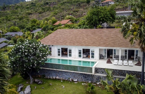 Bunutan Villa | Beach Front 3BR Hideaway Villa w/Infinity Pool