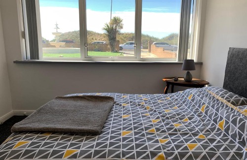 Lytham St. Anne's Apartment | Beach Front Apartment with Free Parking, St Annes