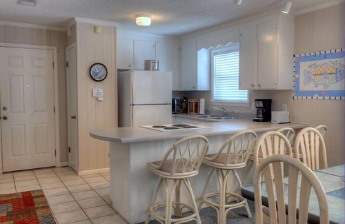 Bahama Beach Cottage | BEACH FRONT, P RIVATE UPPER COTTAGE, 2BD2BA, XL Deck, FREE Private Parking