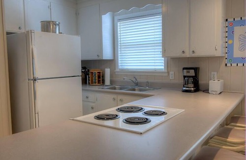 Bahama Beach Cottage | BEACH FRONT, P RIVATE UPPER COTTAGE, 2BD2BA, XL Deck, FREE Private Parking