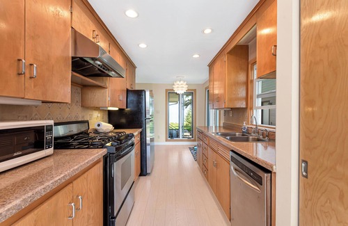 Park Point House | BEACH FRONT, PARK POINT, RARE FIND