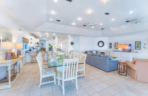 East End House | Beach Front, Swimming Pool, FREE Beach Gear!