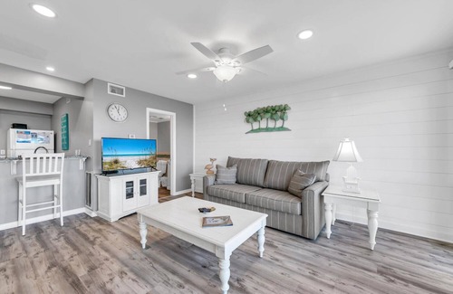 Fort Bay Condo | 🌊Beach Front Views | Ground Floor | Steps to Pool | Latitude 29 #25🌊
